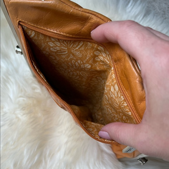 Hobo Lauren Clutch-Wallet in Truffle - Picture 4 of 8
